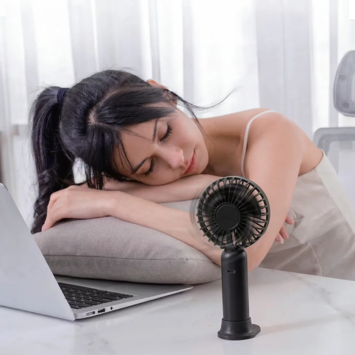 Porodo lifestyle handheld Fan With Led Display (Black)