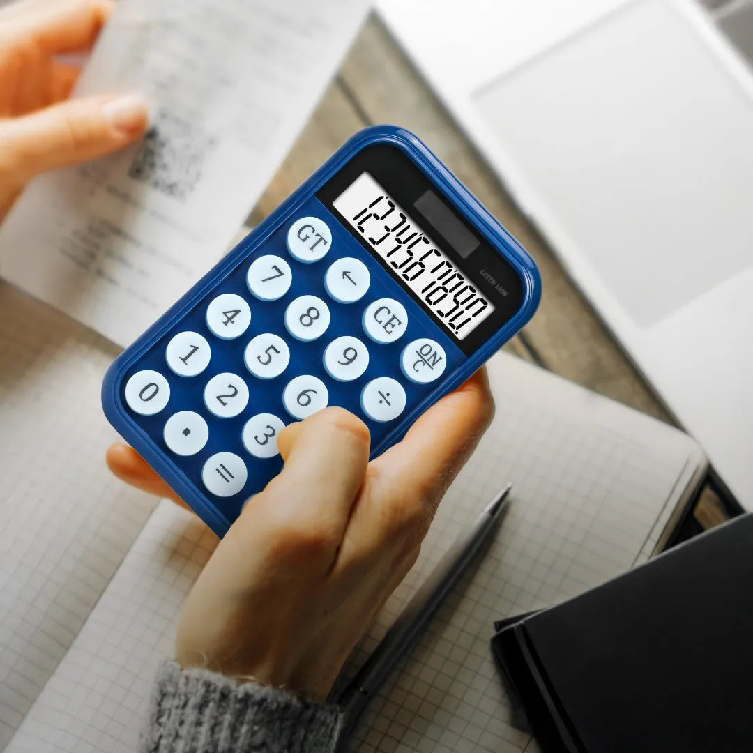 آلة حاسبة Green Lion Pocket Calculator بشاشة LCD 10 أرقام وطاقة مزدوجة – أزرق