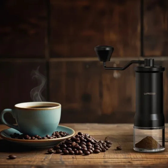 مطحنة قهوة يدوية محمولة بنظام طحن احترافي دقيق (Burr) من LéPresso (لي بريسو)