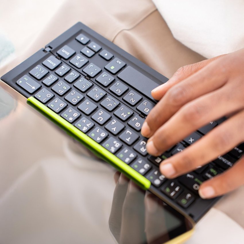 GOUI Folding Bluetooth Keyboard with Integrated Tablet Stand