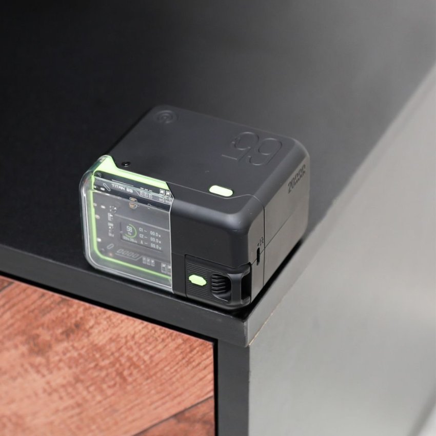 باور بانك GOUI Titan 65W سعة 20000mAh مع شحن فائق السرعة ودعم Apple Find My – أسود / أخضر