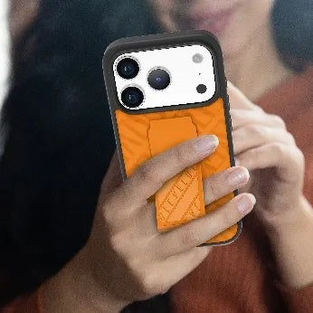 كفر iPhone 17 Pro Max Morphix Cuero GripStand بملمس فاخر مع حامل وقبضة مغناطيسية – برتقالي من Levelo (ليفيلو)