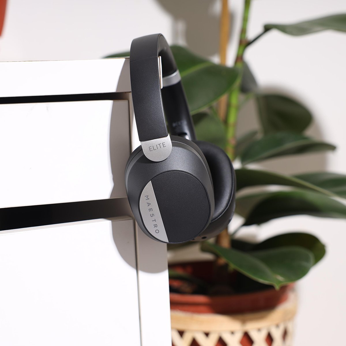 سماعات GOUI Maestro Elite Premium Edition اللاسلكية – تشغيل حتى 30 ساعة – Cream Silver / Black (M-LD18-CG)